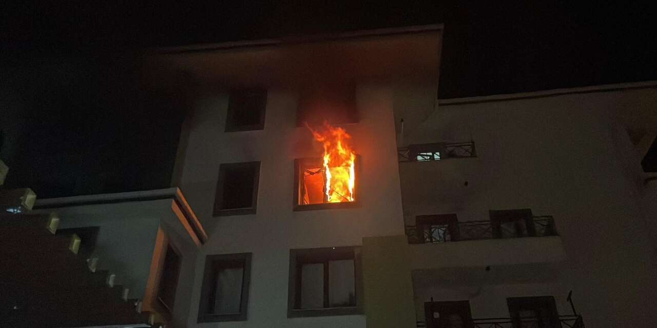 Annesine sinirlenip daireyi ateşe verdi! 10 kişi hastanelik oldu