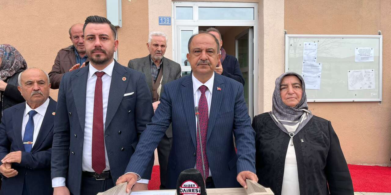 Konya Akören'de Başkan İsmail Arslan tahliye oldu, belediyede böyle karşılandı