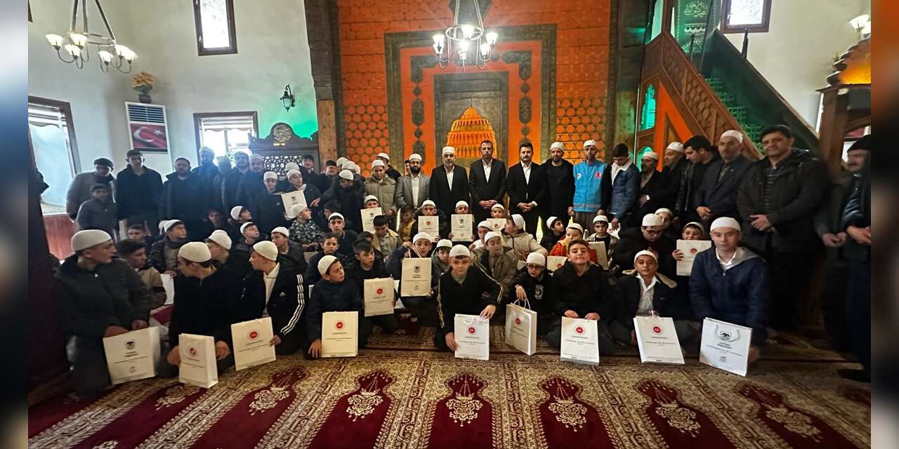 Konya’da ara tatilde camiye giden çocuklara akıllı saat hediyesi