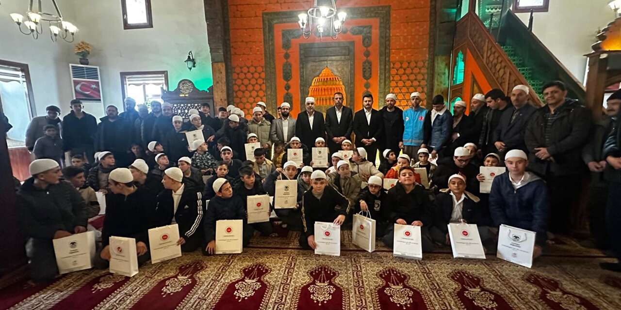 Konya’da ara tatilde camiye giden çocuklara akıllı saat hediyesi