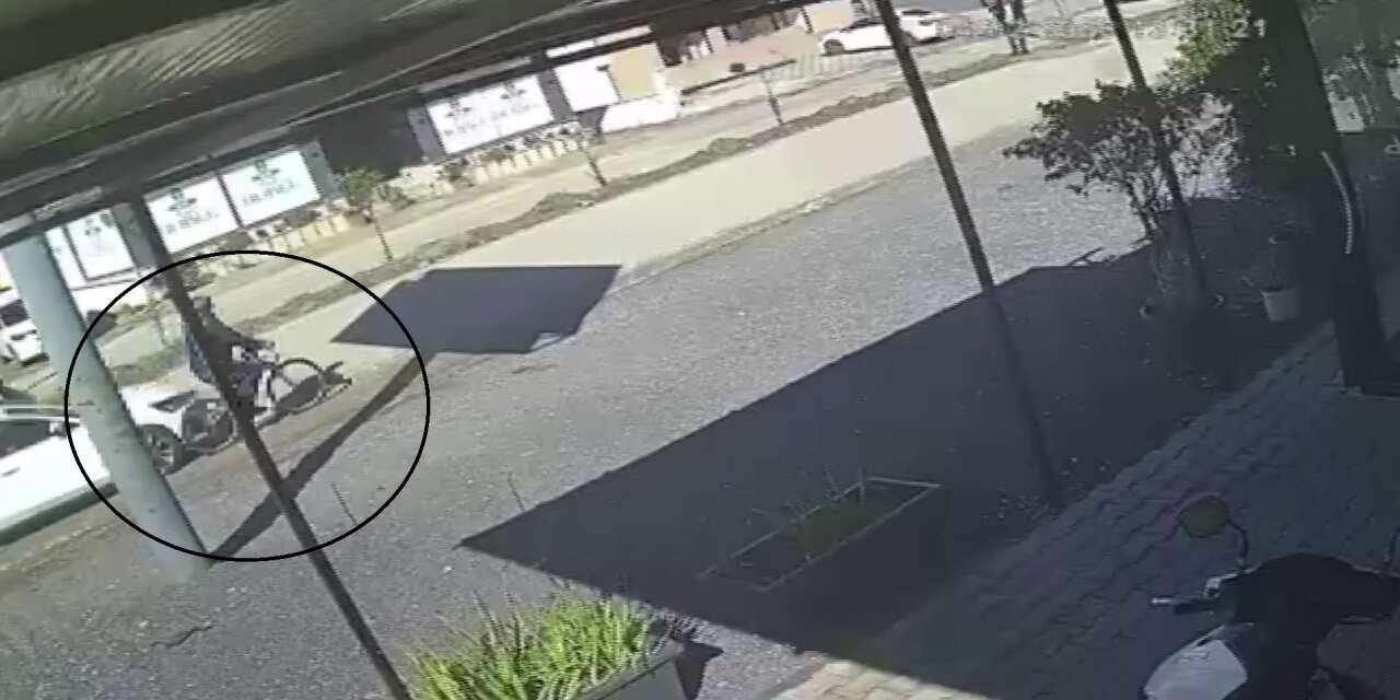 Otomobilin çarptığı bisikletli hayatını kaybetti