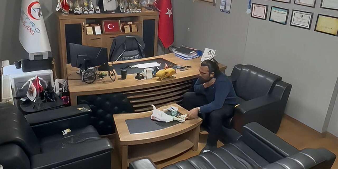 Yemek yerken boğazına kaçtı, kendi kendine Heimlich manevrası yaptı