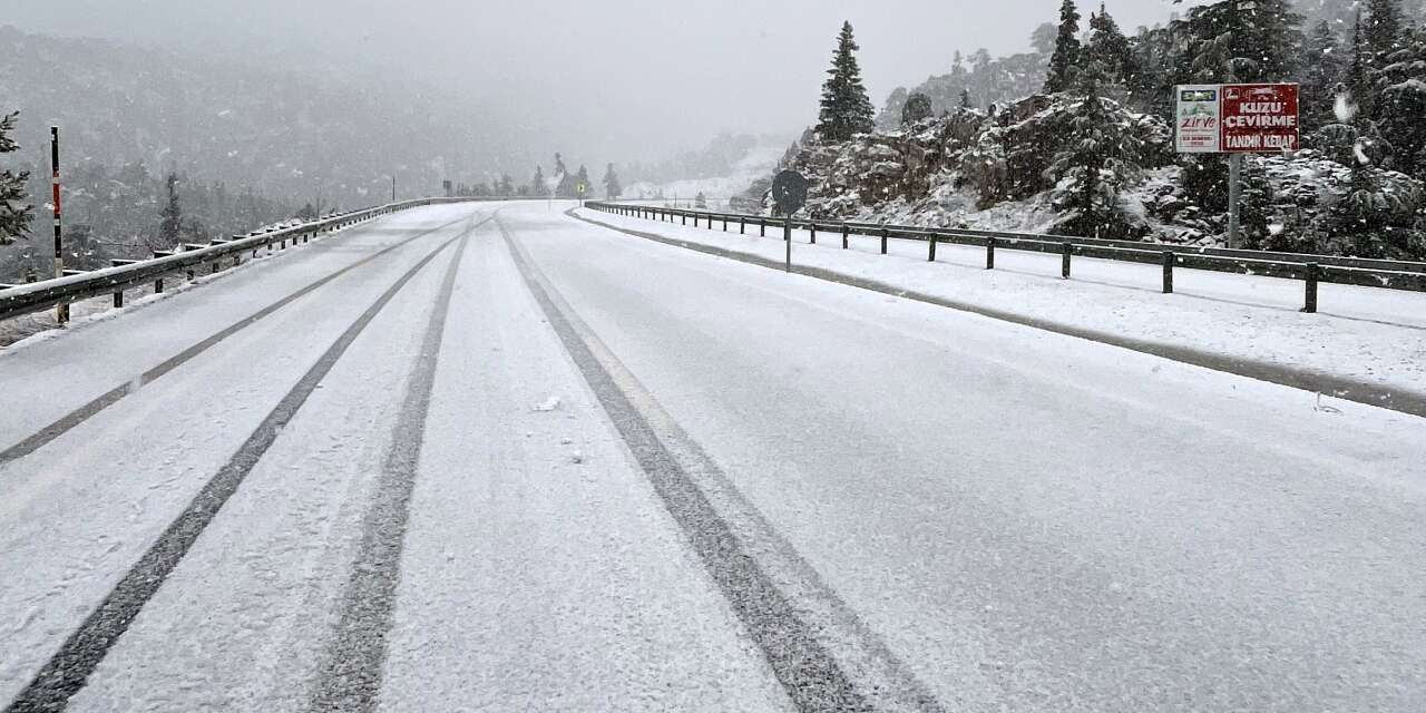 Konya yolunda kar kalınlığı 10 santime ulaştı