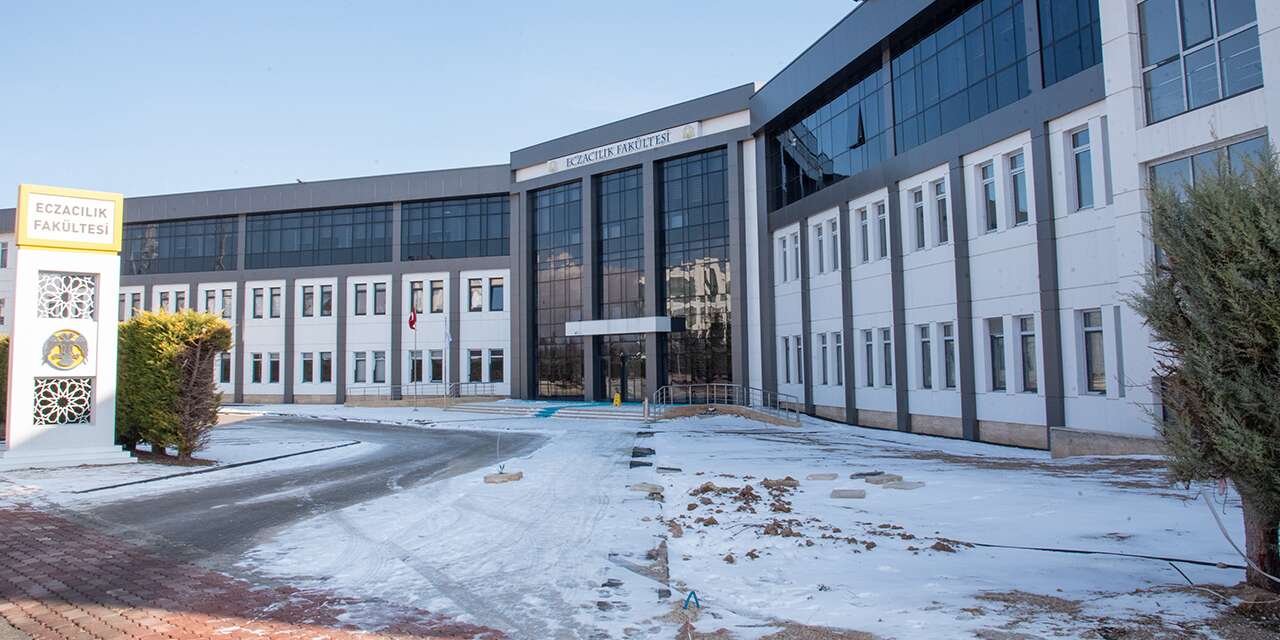 Geleceğin donanımlı Eczacıları, Selçuk Üniversitesi’nin yeni binasında yetişiyor