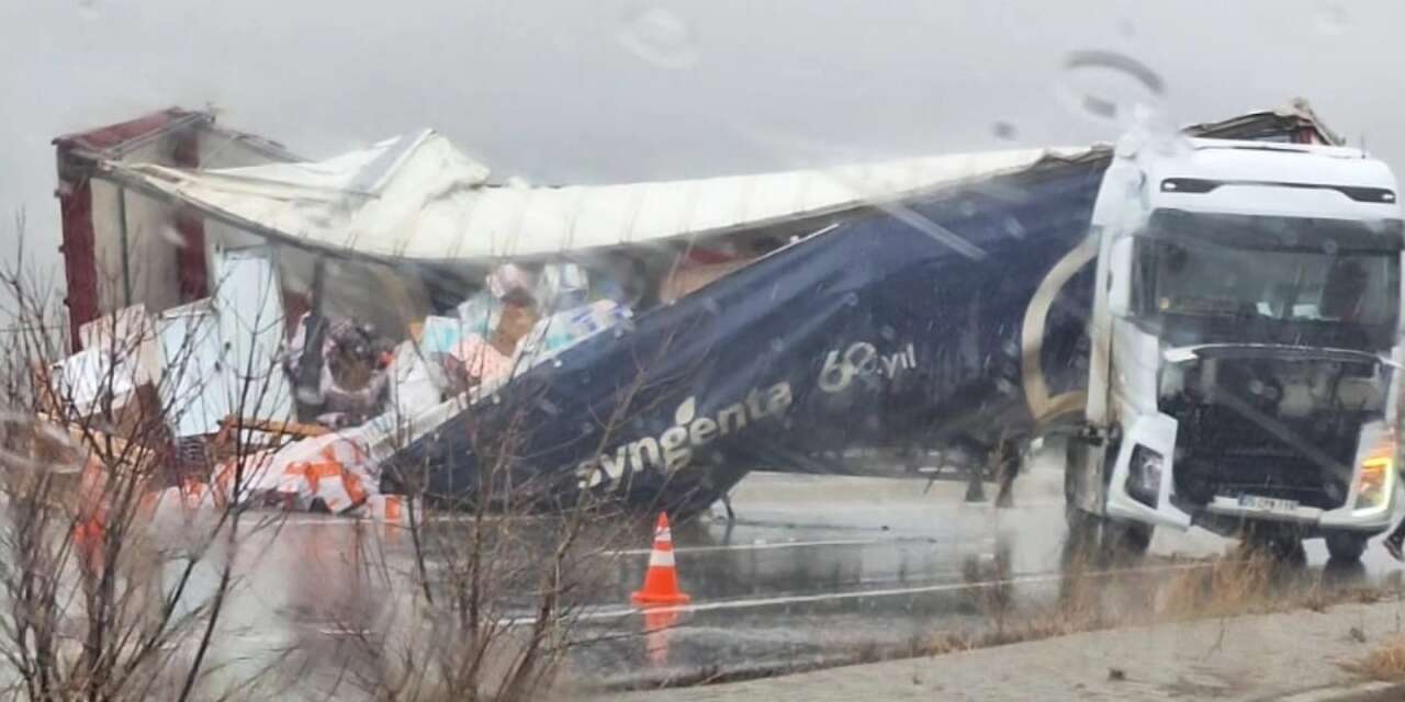Konya’da yağış TIR kazasını beraberinde getirdi