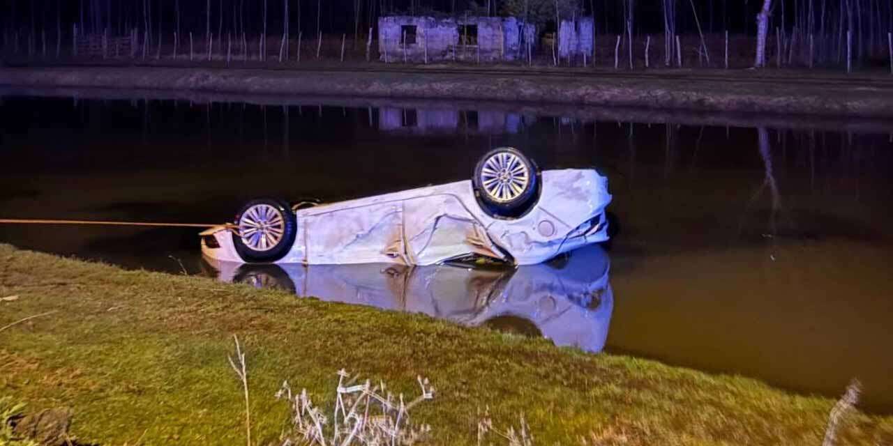 Takla atan otomobil su kanalına uçtu! 1 ölü, 1 yaralı var