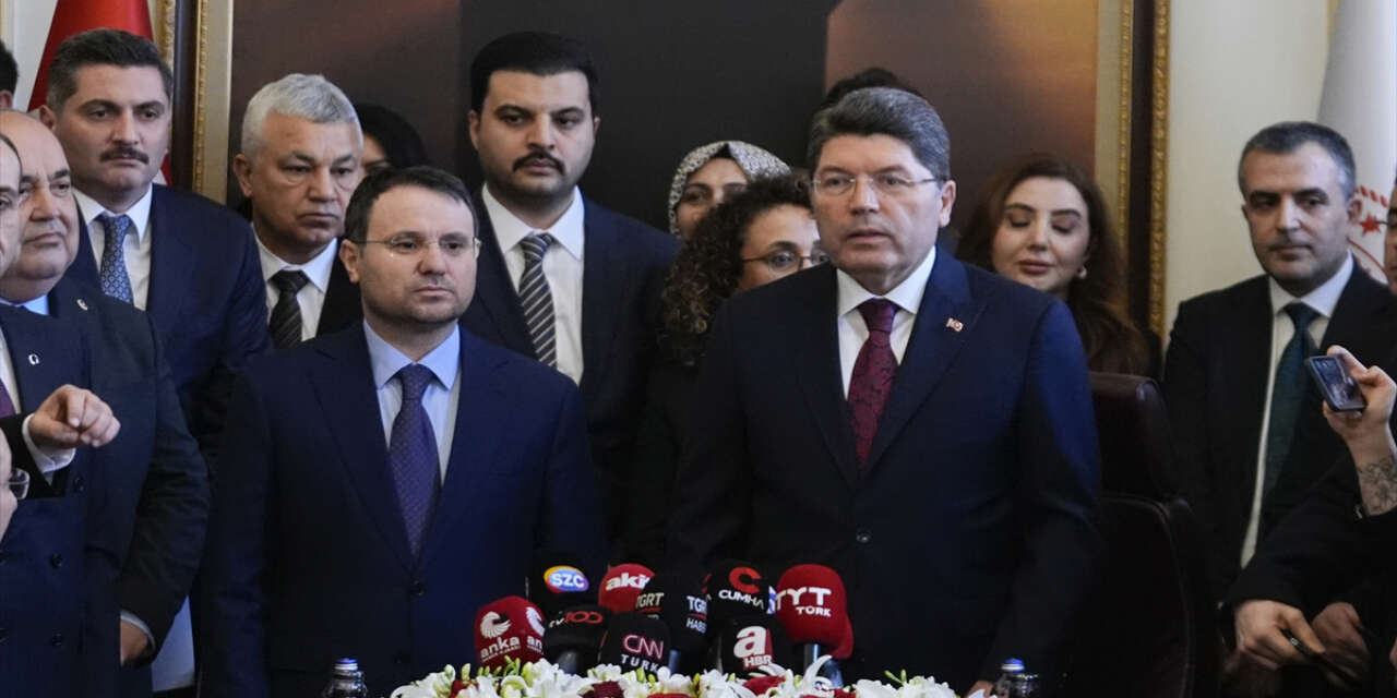 Adalet Bakanlığı’nda devir teslim! Yılmaz Tunç görevi Akın Gürlek’e devretti