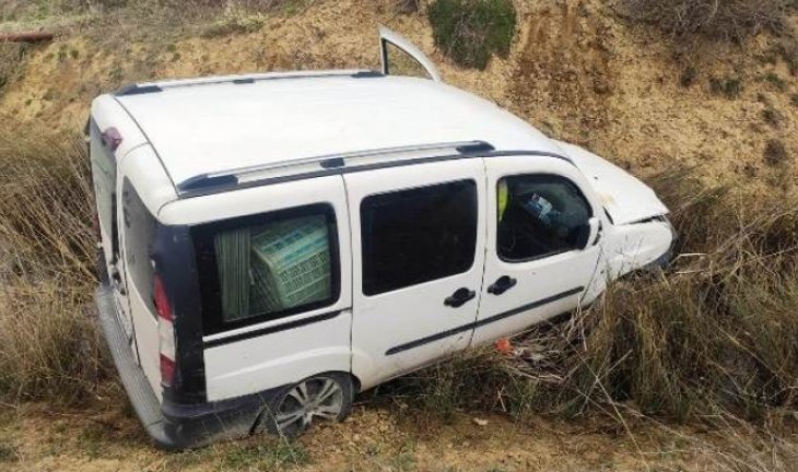 Konya'da kaza! Hafif ticari araç şarampole devrildi, 4 kişi yaralandı