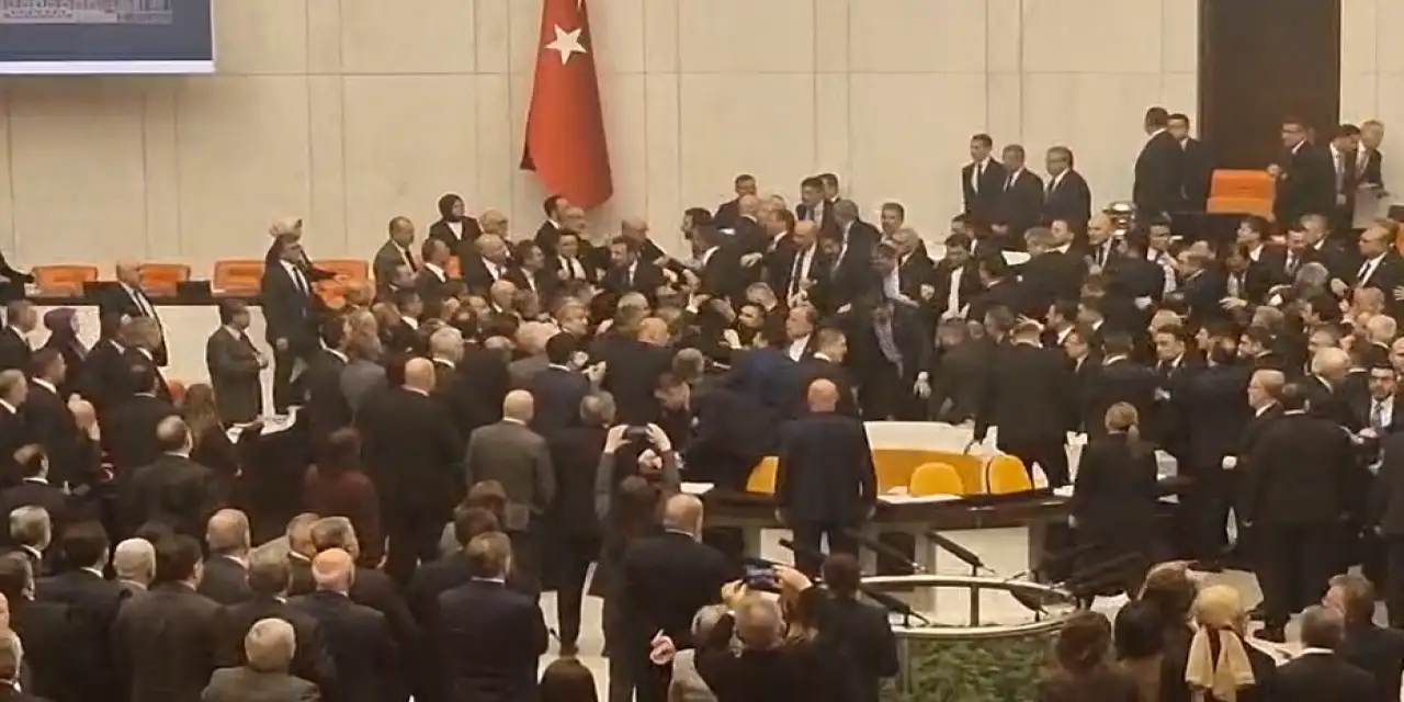 Meclis'te yemin kavgası! CHP'liler kürsüyü işgal etmek istedi