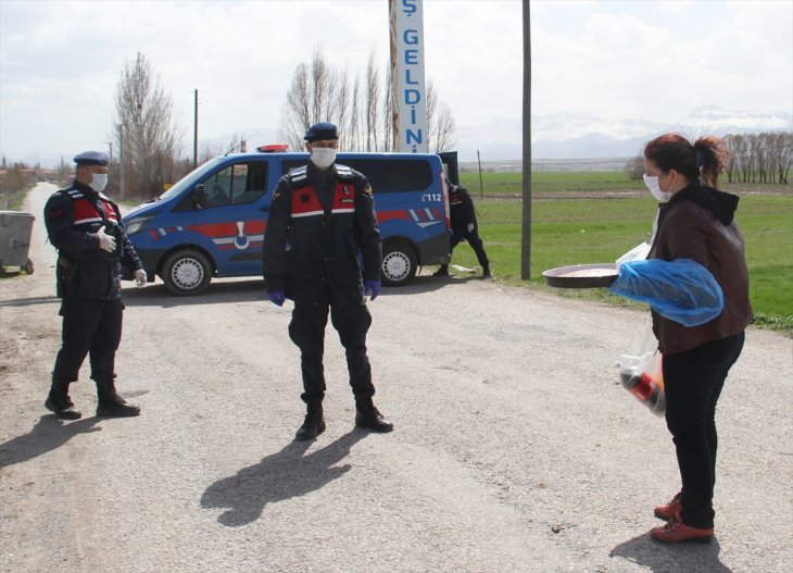 Konya'da karantinaya alınan mahallede nöbet tutan jandarmaya vatandaşlardan destek