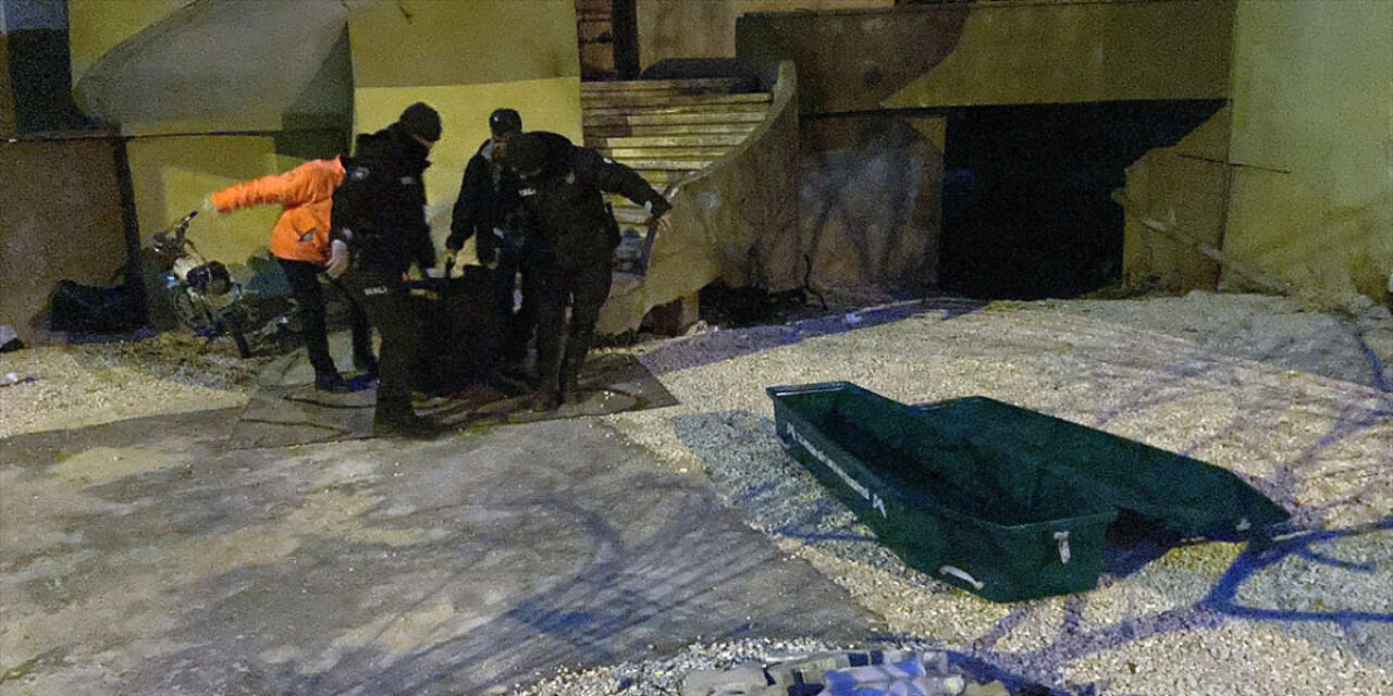 Kavga ihbarına giden polis, banyoda 24 yaşındaki gencin cesedini buldu