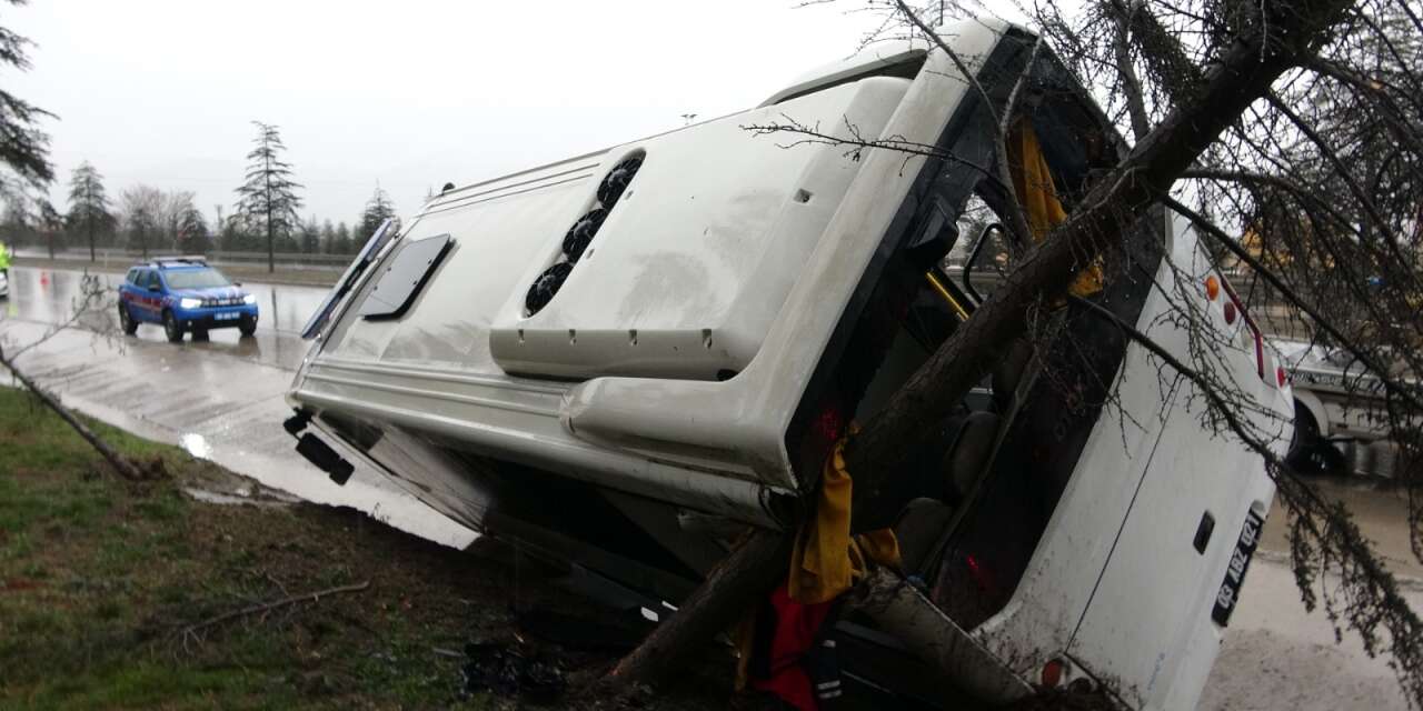 Askeri nakil minibüsü devrildi! Çok sayıda yaralı var