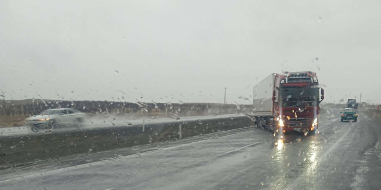 Konya’da rüzgar ve yağış TIR’ı yolundan çıkardı