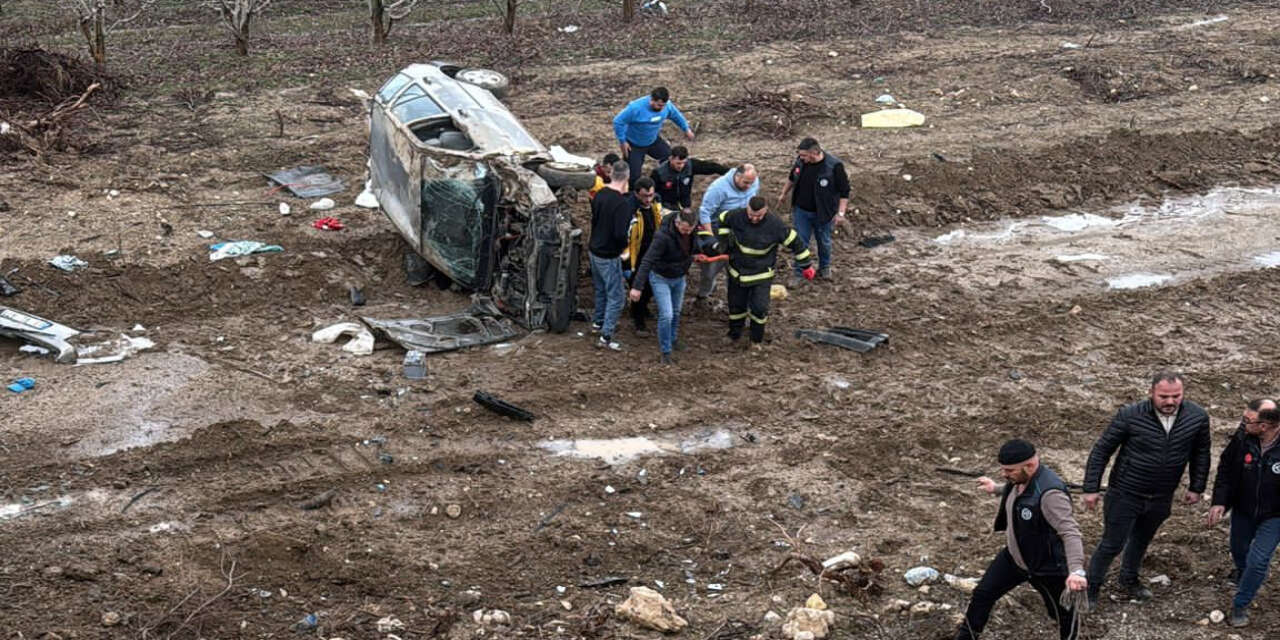 Konya yolunda otomobil şarampole yuvarlandı! Yaralılardan 1’i ağır