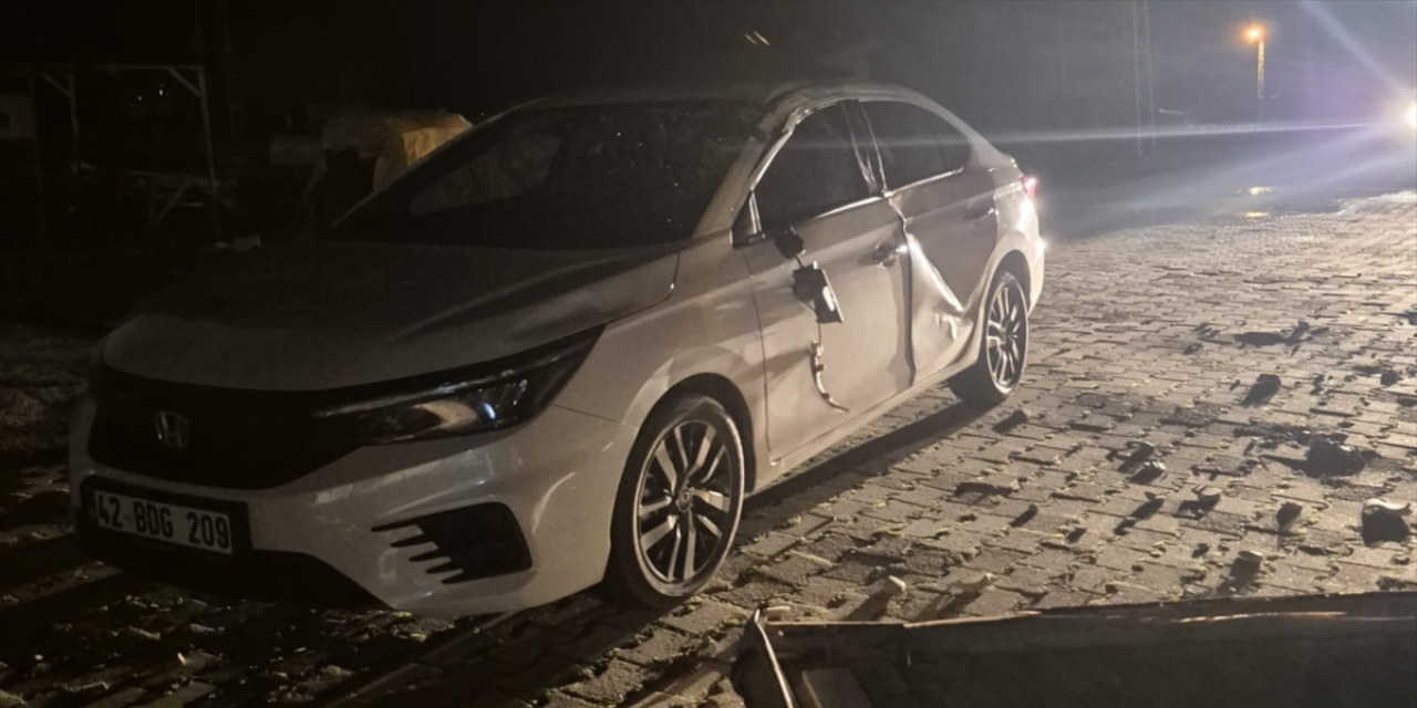 Konya’da uçan çatı araçlara zarar verdi