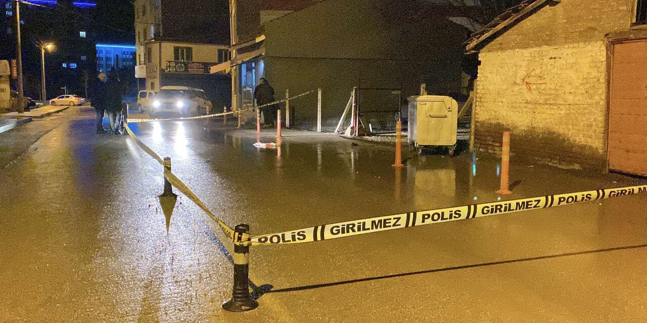 2 genç silahla vuruldu