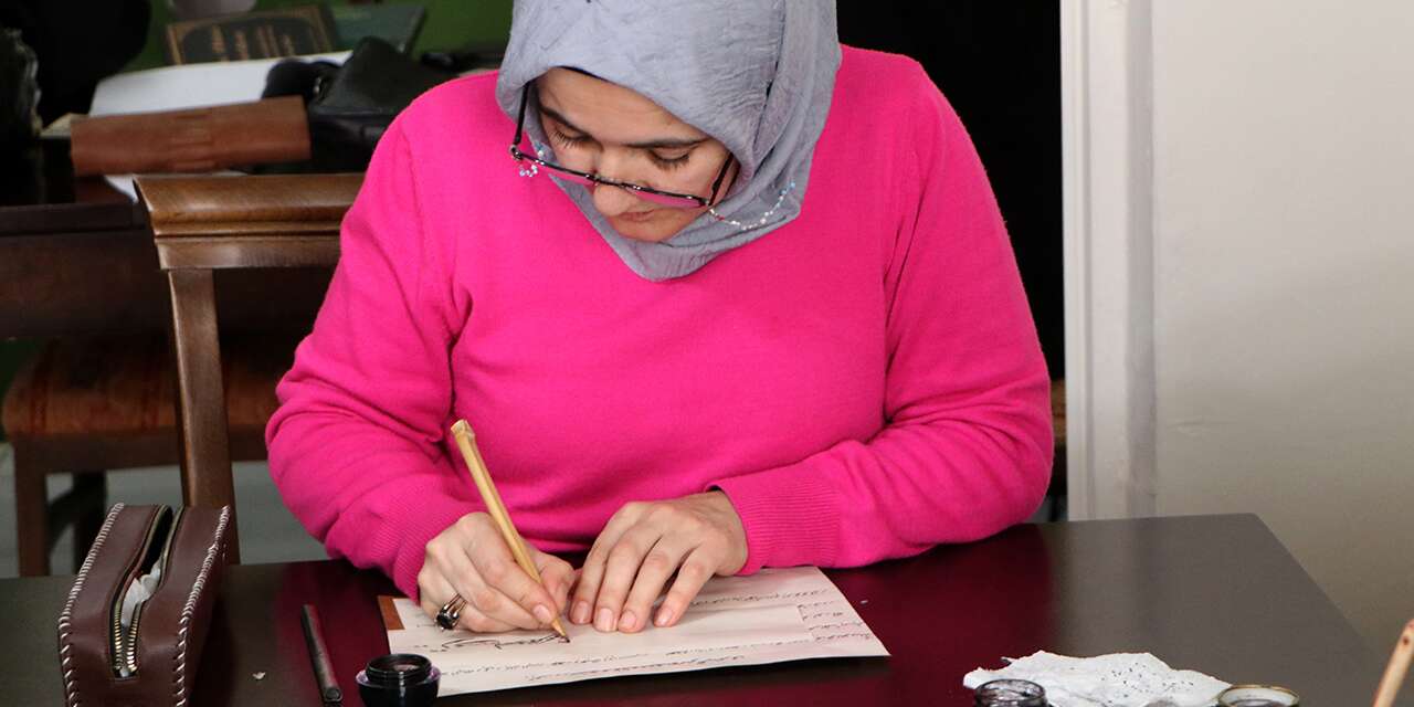 Konyalı hat sanatçısının eserlerine 14 Şubat için yoğun talep