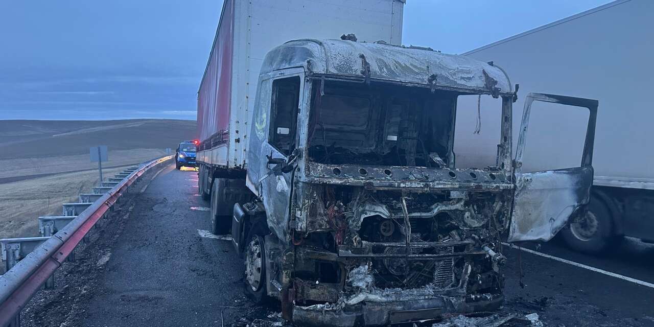 Konya’da seyir halindeki TIR’ın çekicisi yandı