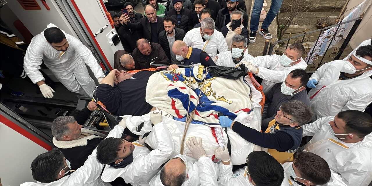 Fil hastası adam için 30 kişi seferber oldu! Duvarlar kırılarak çıkarıldı