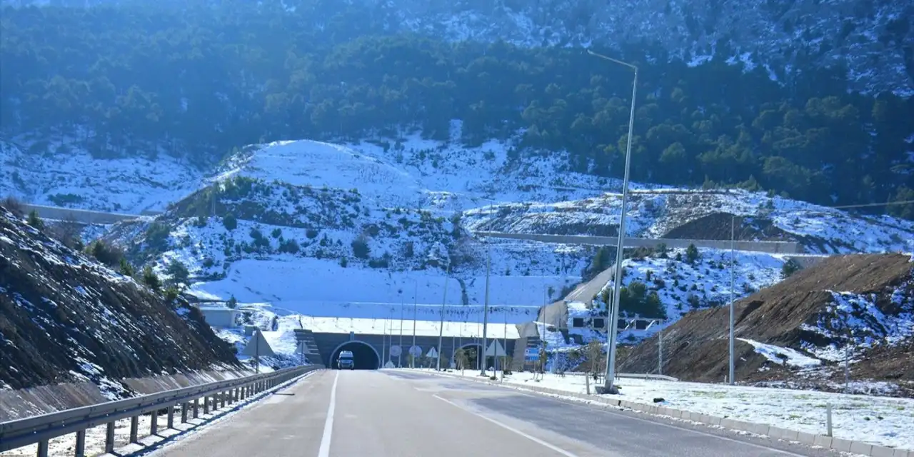 Yeni Konya - Antalya yolu sel nedeniyle trafiğe kapatıldı