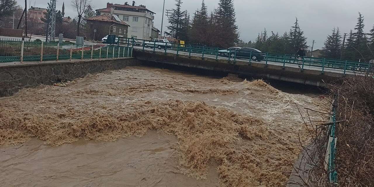 Konya’da sağanak sonrası gölet taştı! Tarım arazileri sular altında