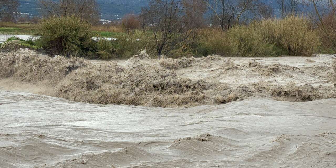 Çay taştı, tarım arazileri ve hayvan barınağı sular altında kaldı