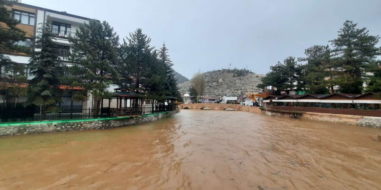 Konya’da yağışlar göleti doldurdu, Aygırdibi’ndeki tarım arazileri su altında kaldı