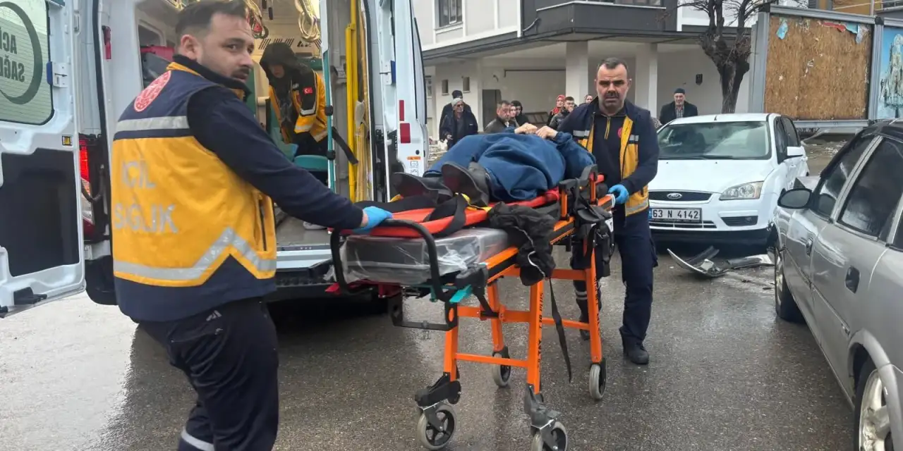 Konya Akşehir’de iki otomobil çarpıştı, ekipler yaralılar için seferber oldu