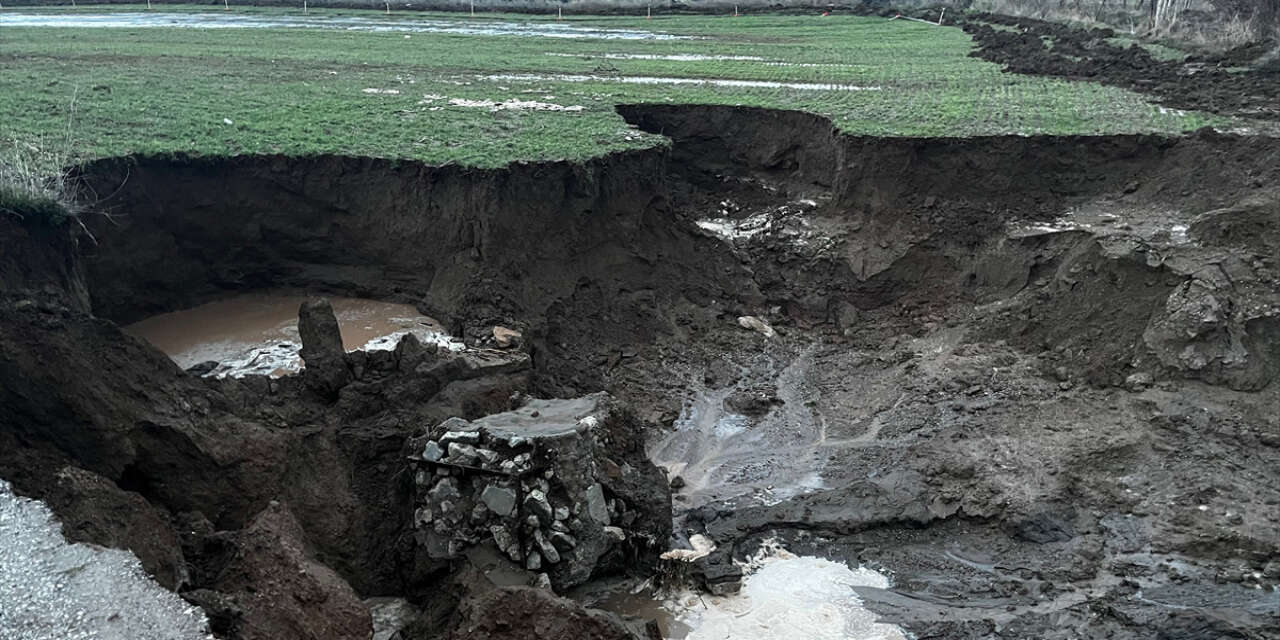 Kaplıcalarıyla ünlü ilimizde sağanak dere yatağını çökertti, Konya benzeri görüntüler ortaya çıktı