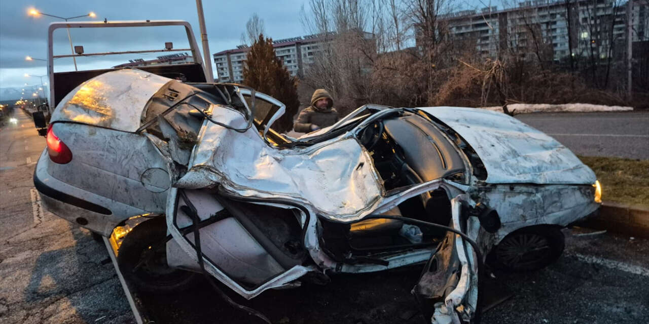 Refüje çarpan otomobil takla attı, 22 yaşındaki sürücü öldü