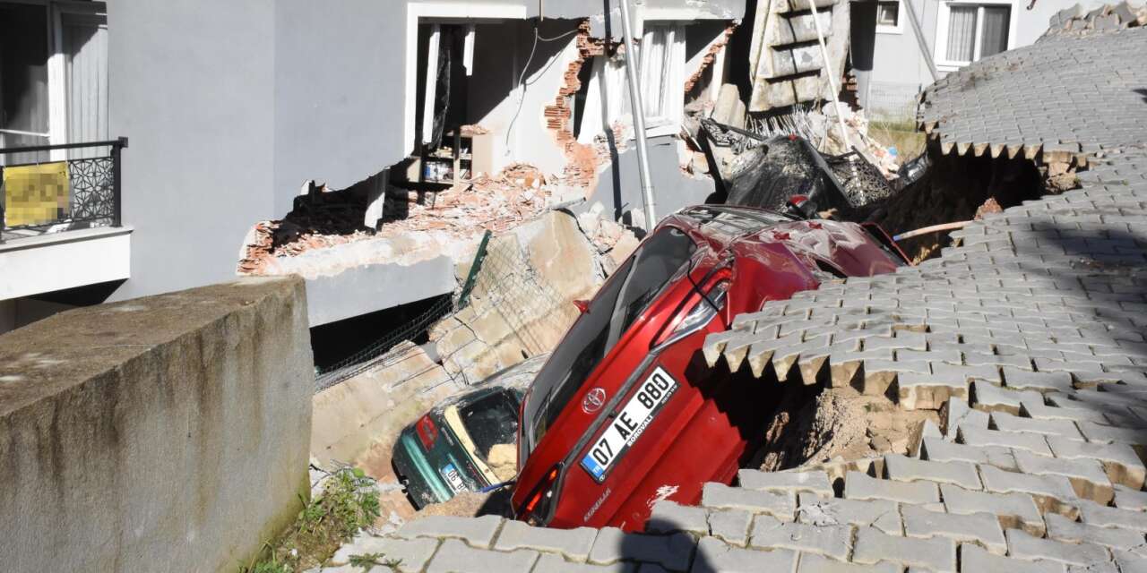 İstinat duvarı çöktü, araçlar altında kaldı, 151 kişi tahliye edildi