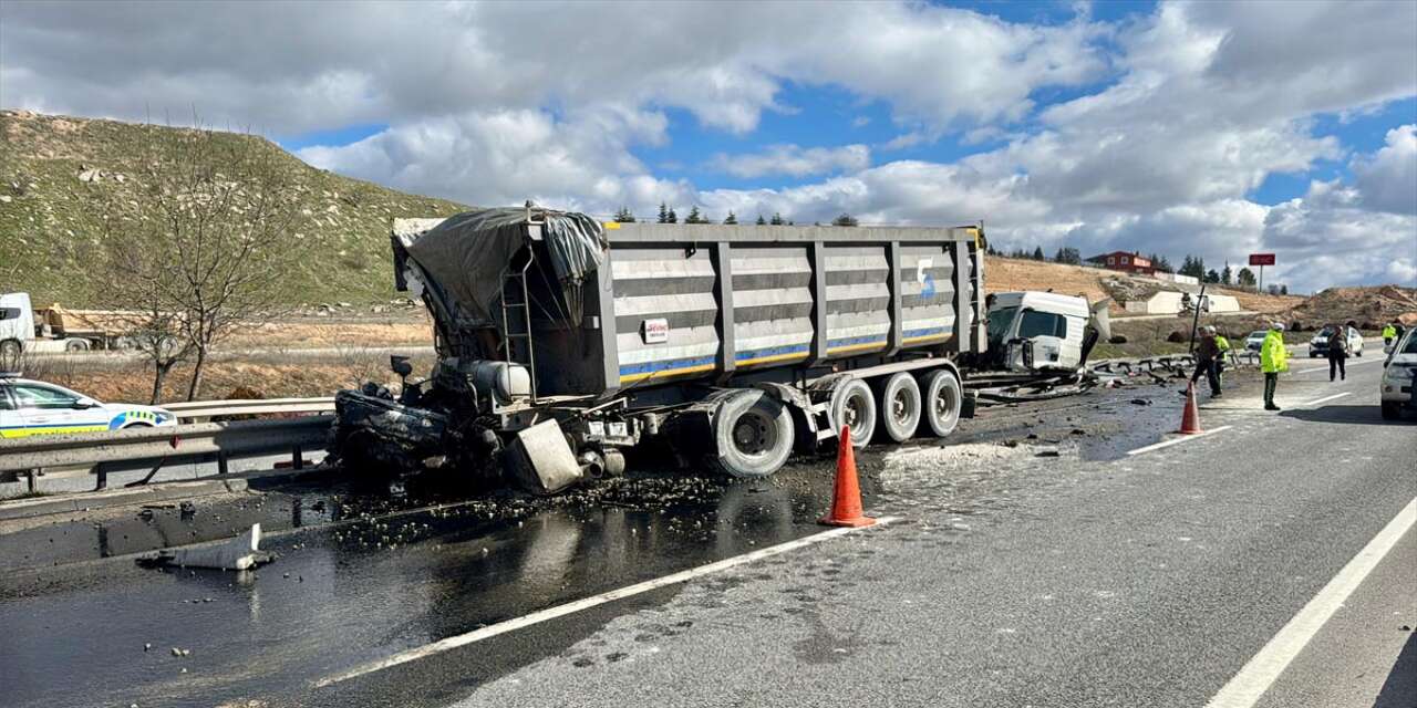 TIR sürücüsü bu kazadan sağ kurtuldu