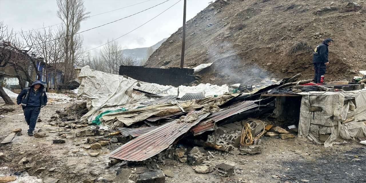 Tandır evi çöktü, kadın ve torunu enkaz altında kaldı