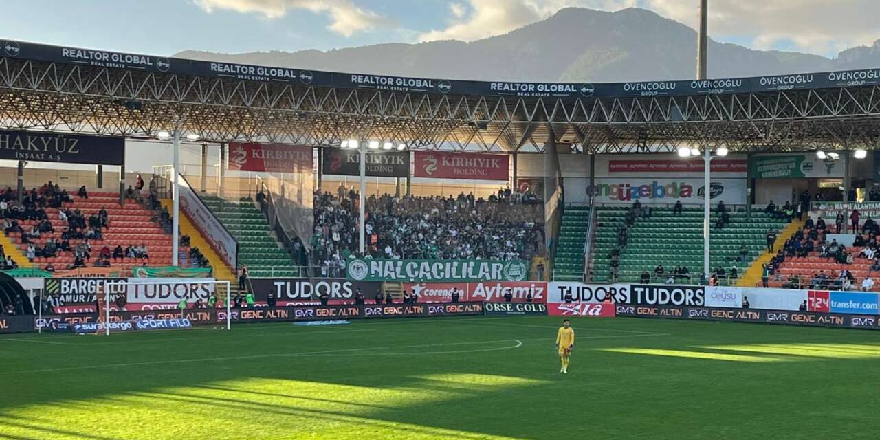 Konyaspor yönetimi ve taraftar Alanya’da takımını yalnız bırakmadı