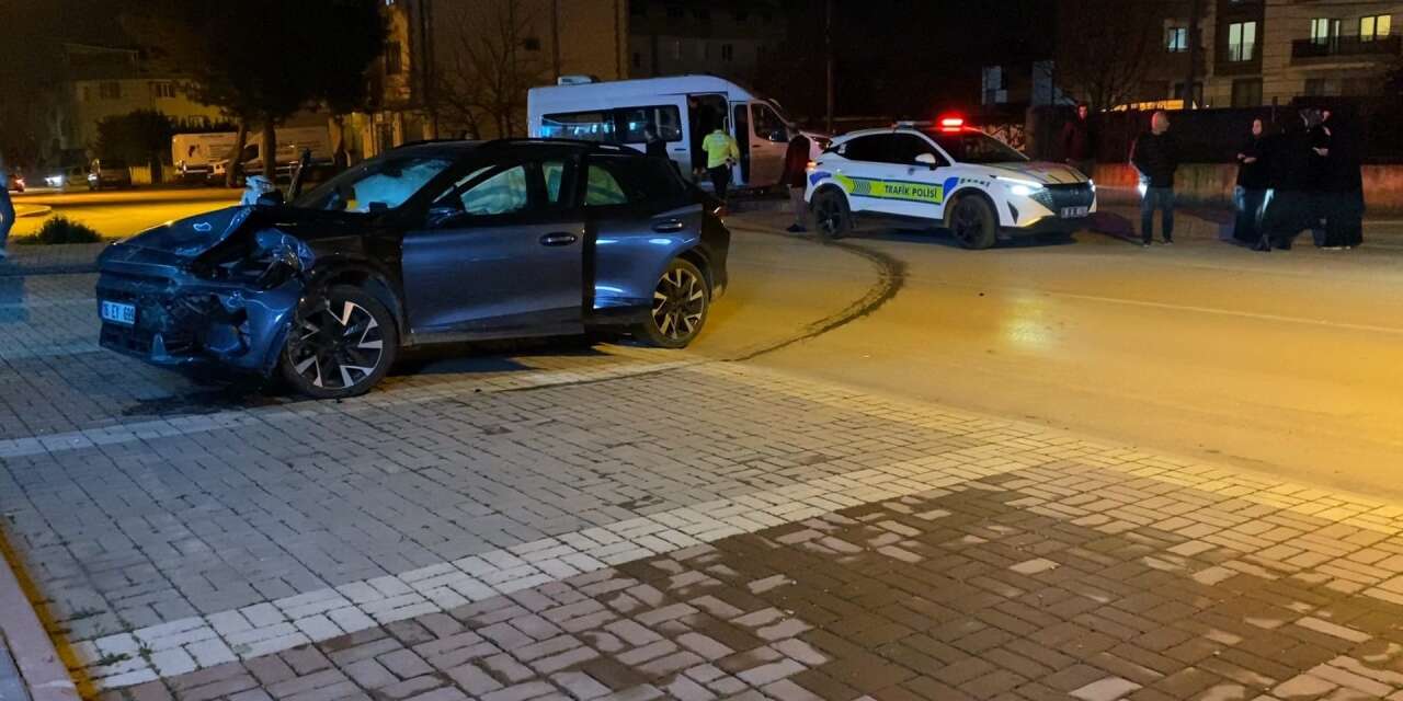 Servis minibüsü ile otomobil çarpıştı! Çok sayıda yaralı var