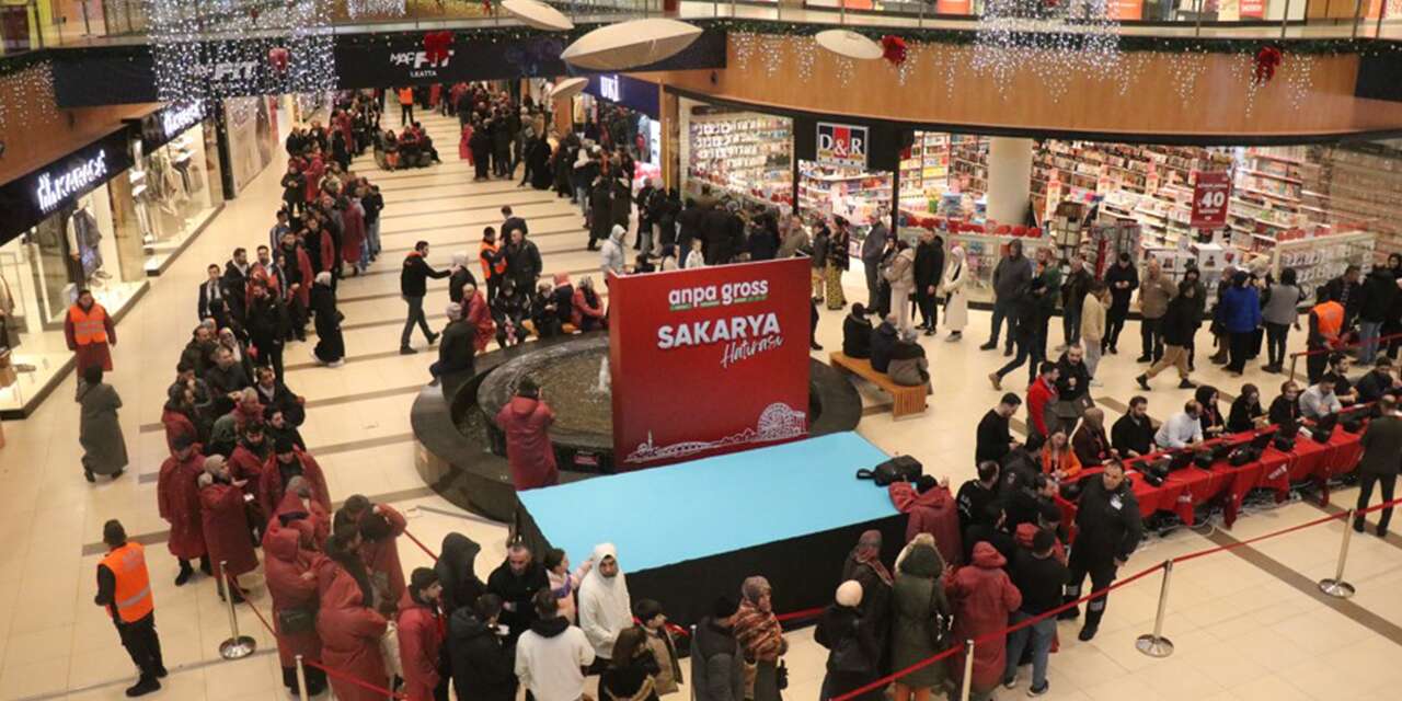 İndirimli ürün için yağmura aldırış etmediler! Çadır kurup, 8 saat beklediler