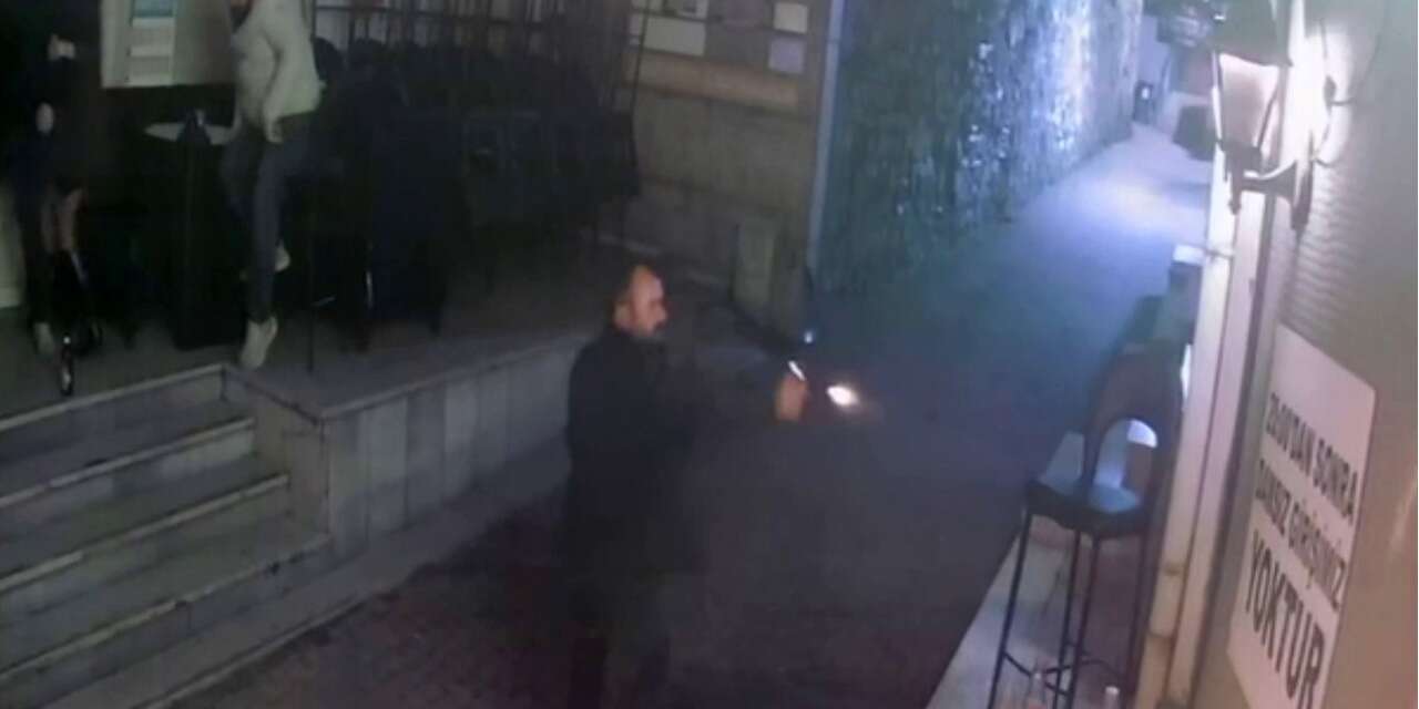 Eğlence mekanına silahlı saldırı! 2 kişi ayaklarından vuruldu