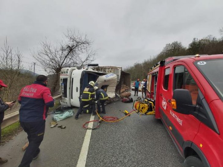 Tomruk yüklü TIR devrildi: 2 ölü