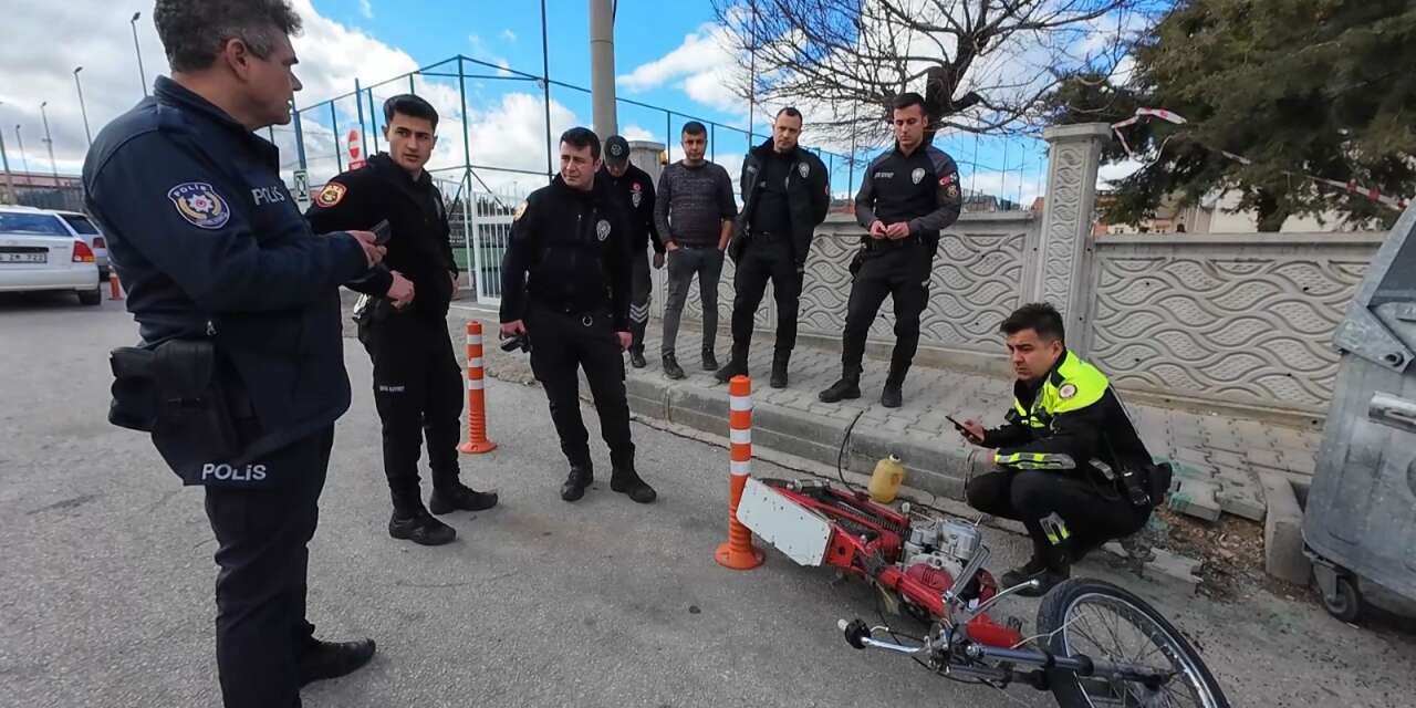 Motosiklet çarpan polis memuru hastaneye kaldırıldı