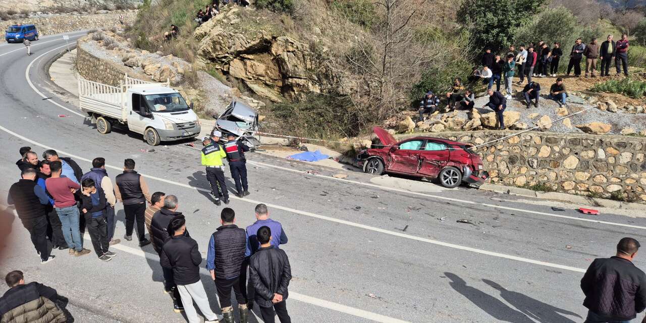 Kamyon 2 otomobili hurdaya çevirdi! 1 ölü, 3 yaralı var