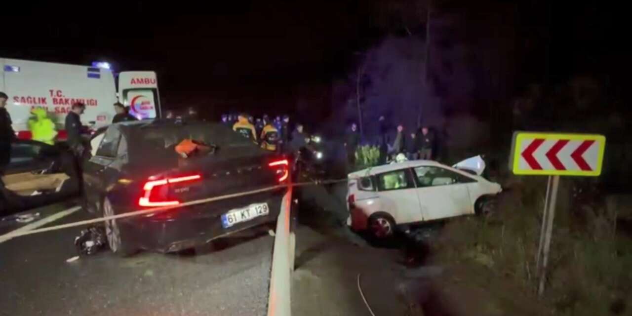 Otomobil ile hafif ticari araç kafa kafaya çarpıştı! 1 ölü, 5 yaralı var