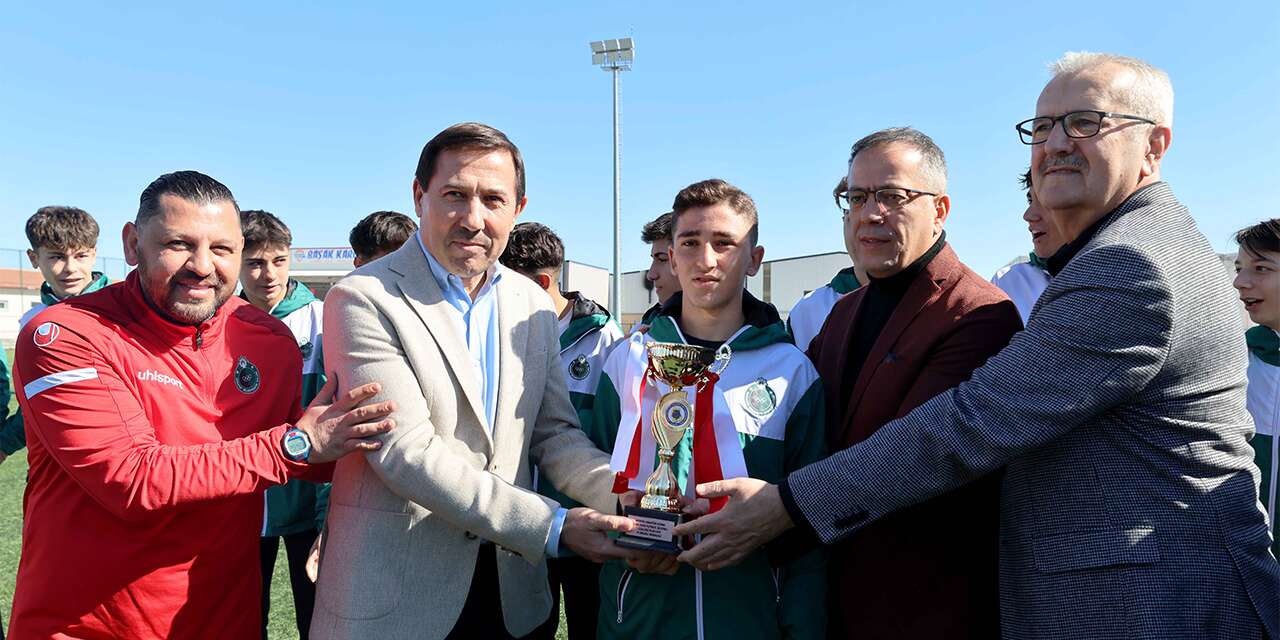 Konya şampiyonu Karatay Belediyespor kupayı kaldırdı