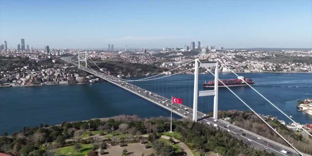 İstanbul’da tarihi an! Fatih Sultan Mehmet Köprüsü’nde Konya bayrağı dalgalanıyor