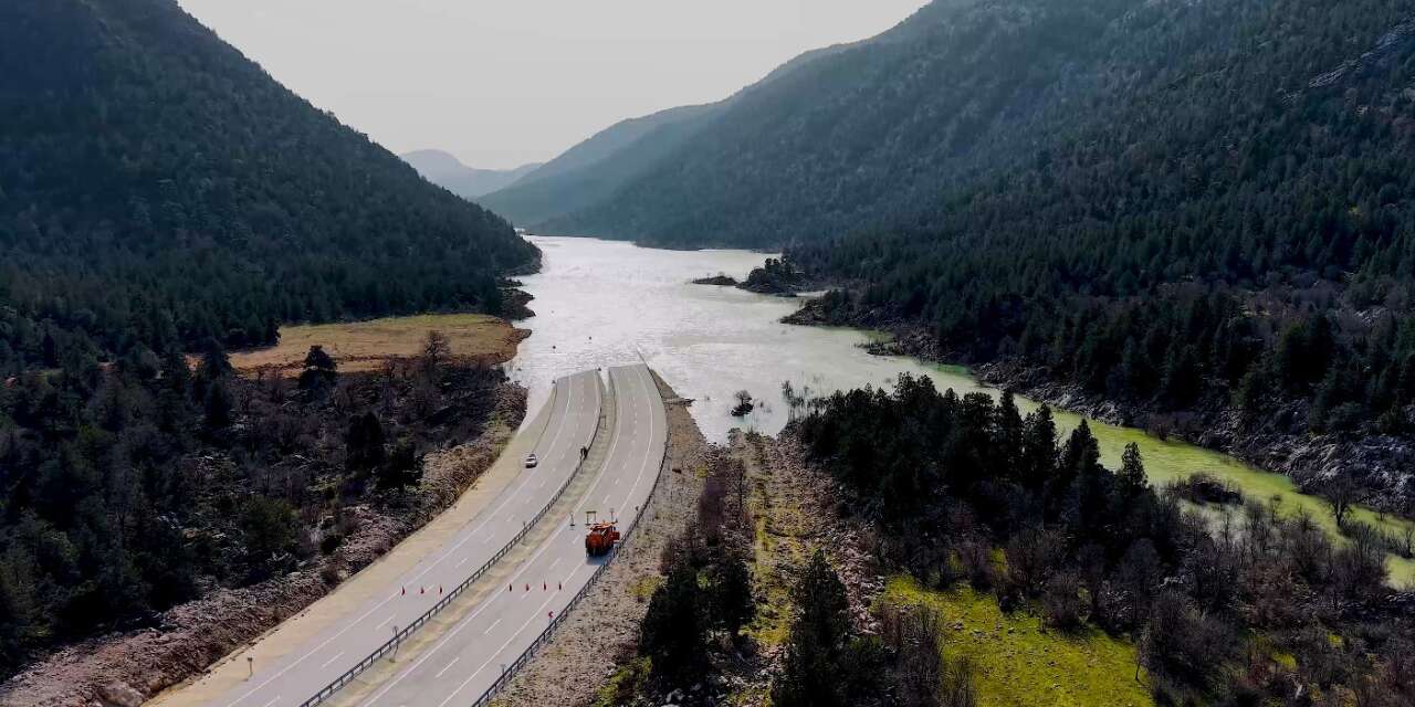 Konya – Antalya yolunda su seviyesi 3 metreye çıktı