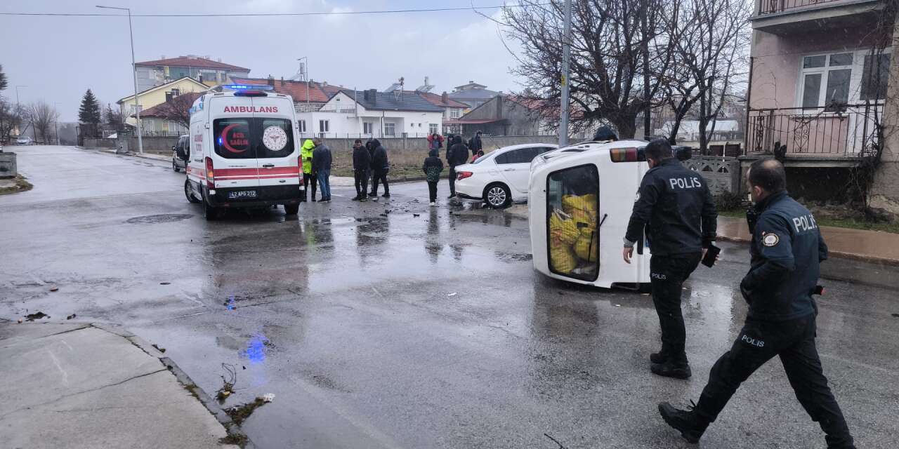 Konya’da minibüs kazası! Otomobille çarpıştı, devrildi