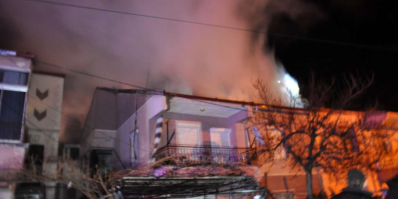 Karaman’da çatı yangını iki binaya sıçradı, mahalle sokağa döküldü