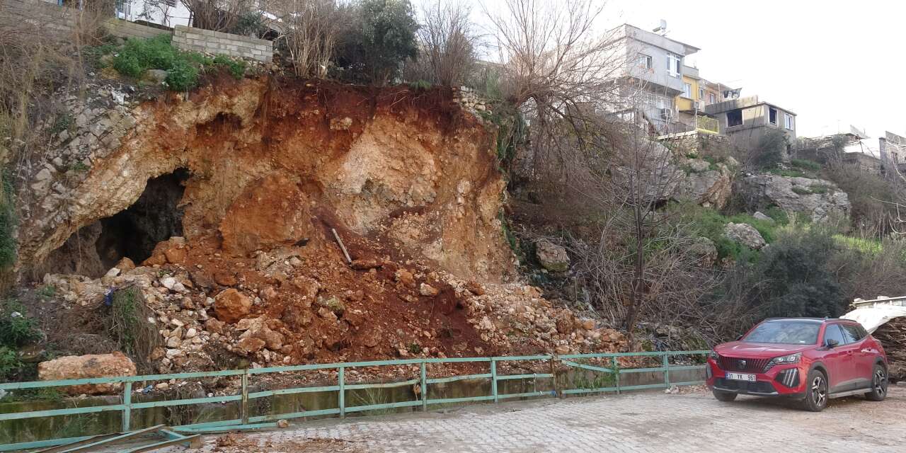 Heyelan evlerin altında gizli olan şeyi ortaya çıkardı