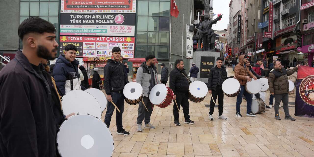 Sahura saatler kala davulcular eylemde! Muhtarlar hakkında vahim iddia