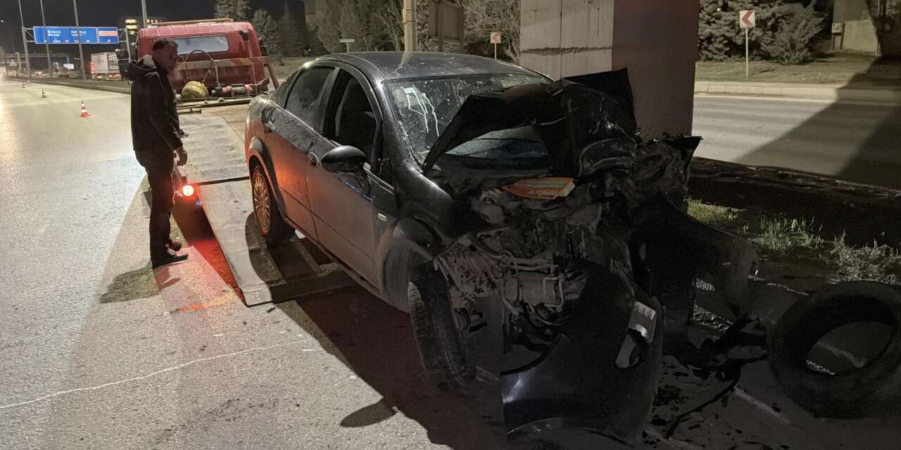 Beton bloğa çarpan otomobil hurdaya döndü! Yaşar Akça hayatını kaybetti