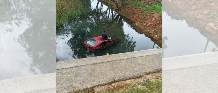 Dereye uçan aracında kurtarılmayı bekledi